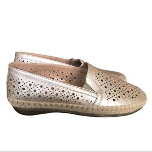 NWOT Andiamo Gold Lasercut Espadrilles (9.5)